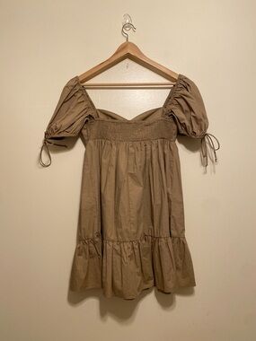 NATI BABY DOLL Puff Sleeve Babydoll Dress in Taupe. Size L. New